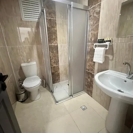 Avka Palace أديرني